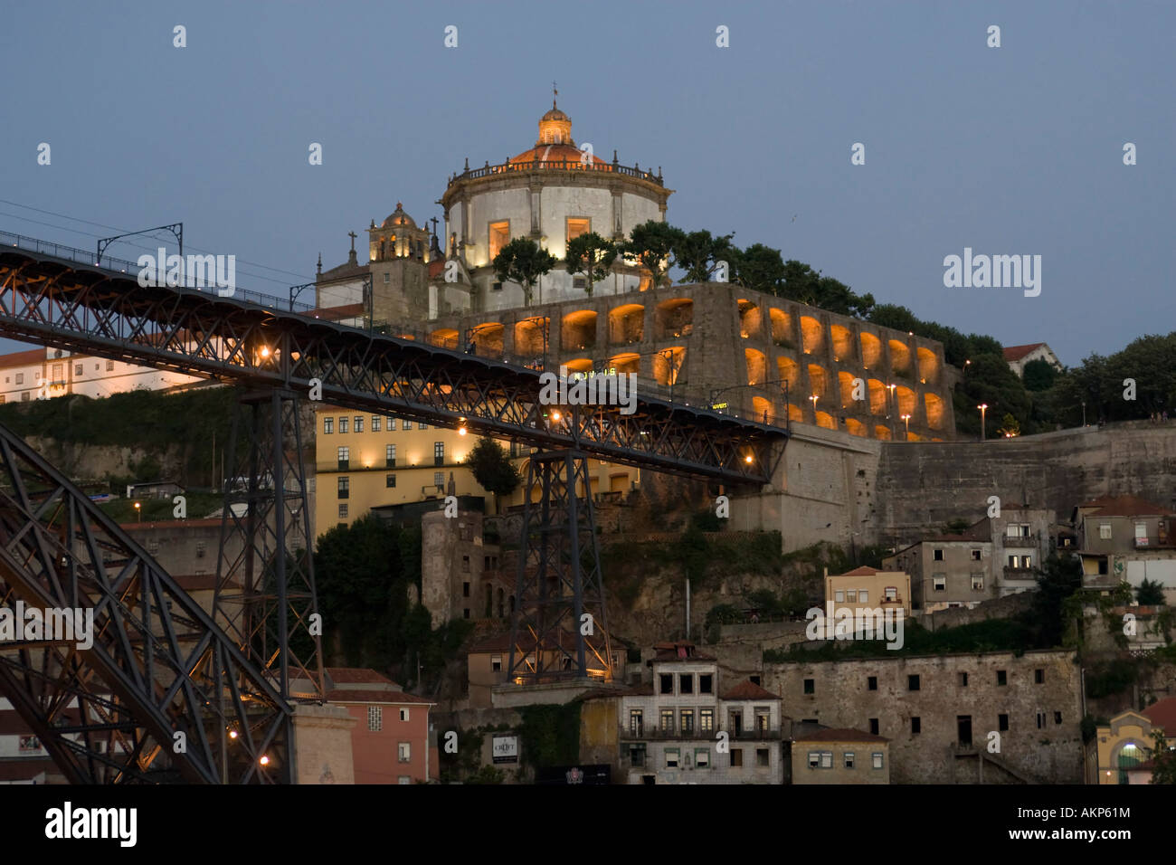 Il Mosteiro da Serra do Pilar e Gaia distretto di porto del Portogallo in tarda serata Foto Stock