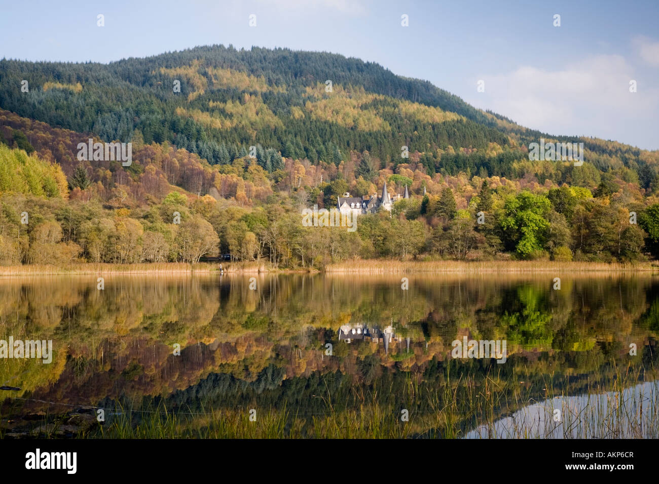 Vista autunnale sul Loch Achray all'ex Trossachs Hotel ora Tigh Mor il timeshare nel Trossachs National Park Foto Stock