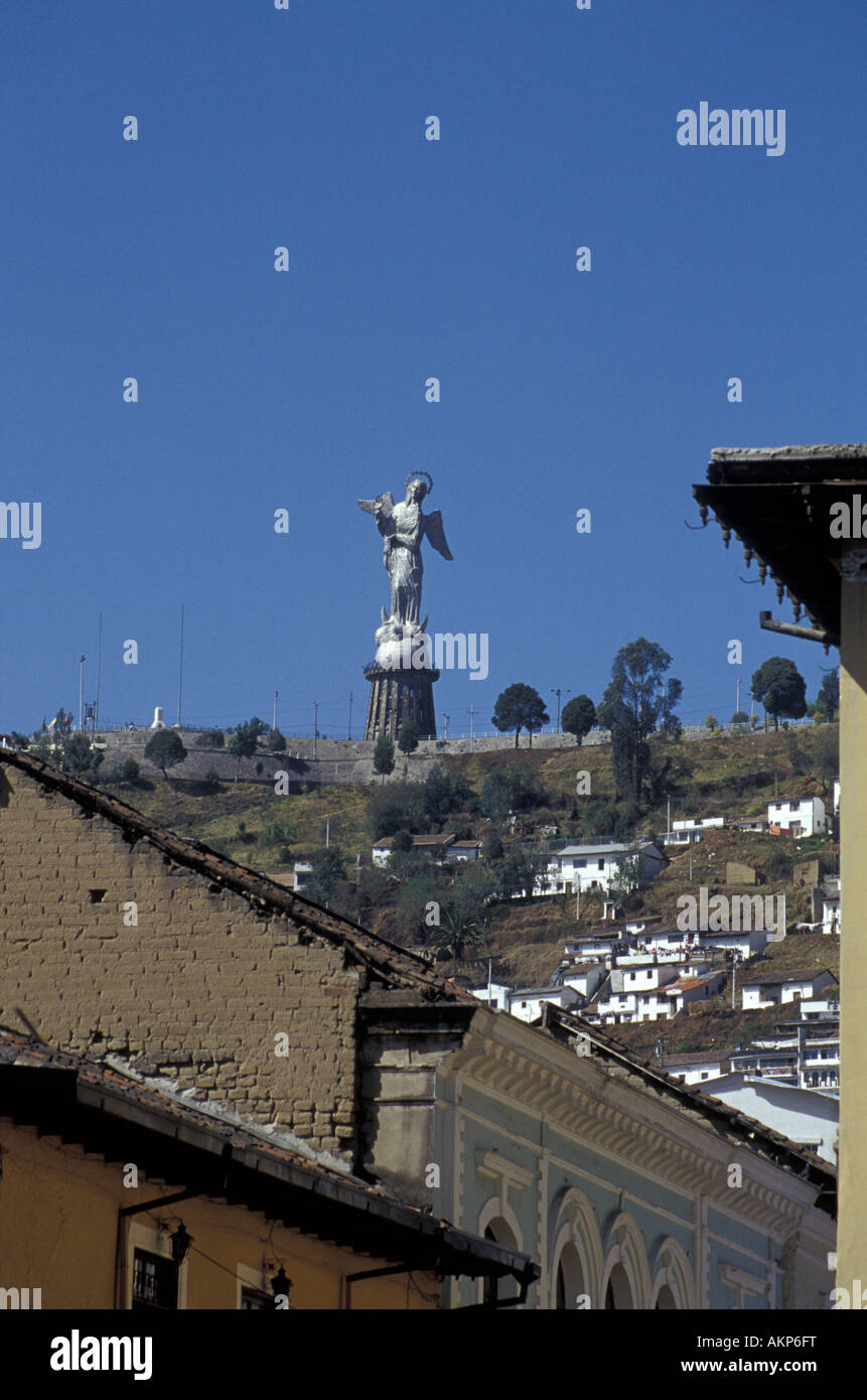 La Virgen de Quito statua che domina la città vecchia, Quito Ecuador Foto Stock