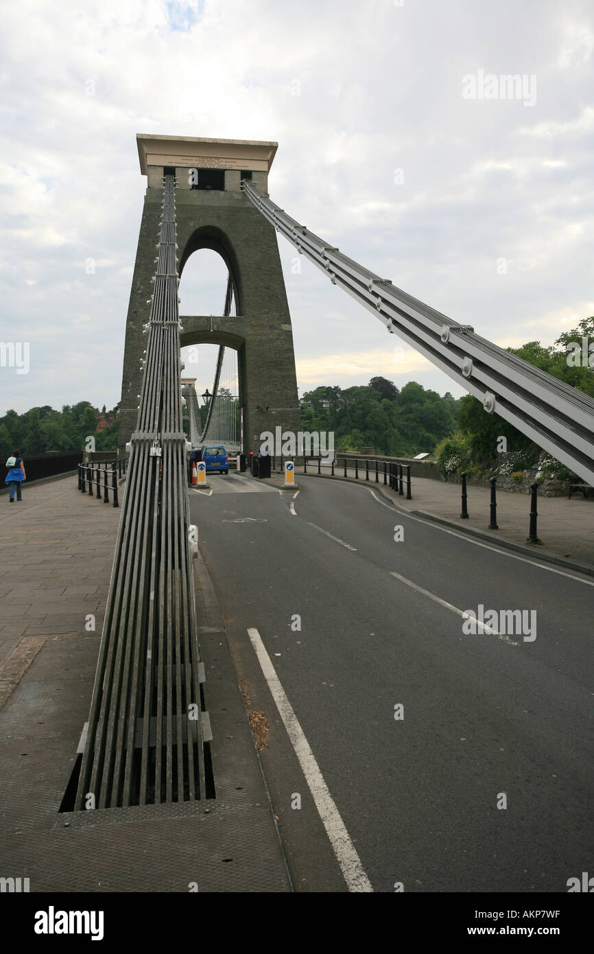 Primo piano della tensione dei cavi e il giorno moderno manto stradale di Clifton Suspension Bridge over the Avon Gorge Bristol Inghilterra Foto Stock