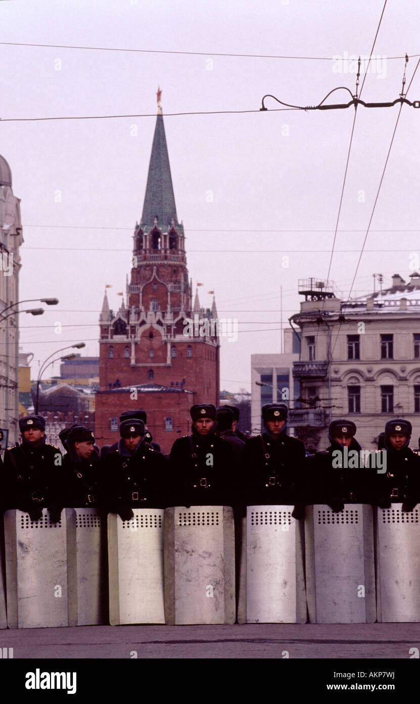 Cooperazione di polizia con scudi antisommossa blocco strada di Mosca al Cremlino Foto Stock