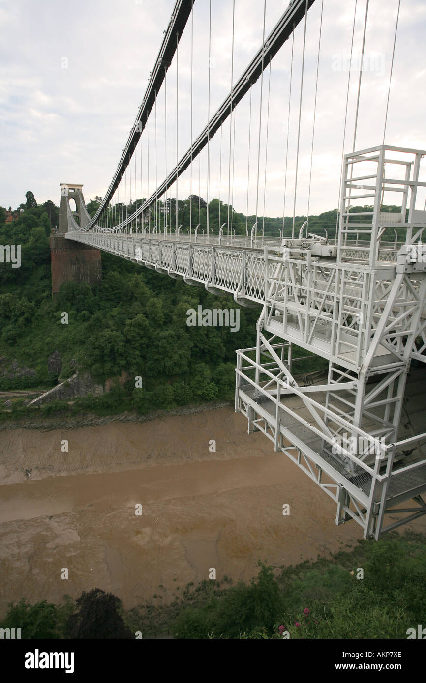 Famosa in tutto il mondo il ponte sospeso di Clifton abbraccia l'Avon Gorge e il fiume Avon in Inghilterra Bristol Regno Unito Gran Bretagna Europa UE Foto Stock