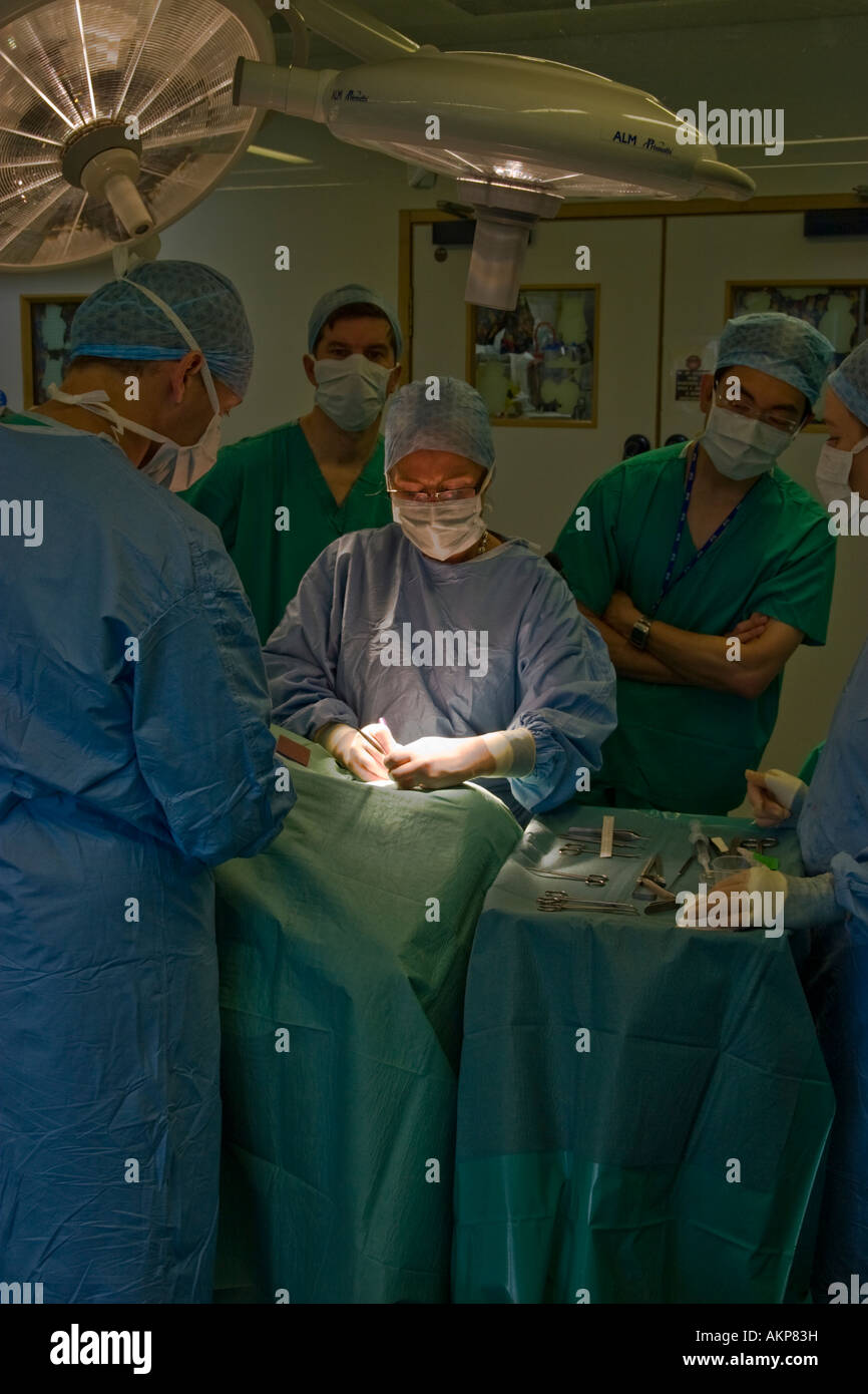 I chirurghi plastici operante su un paziente Foto Stock