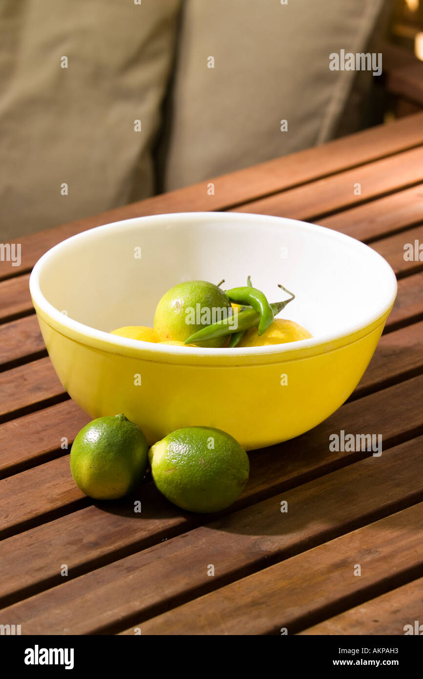 Lime, lamonm, pepe verde sul recipiente ancora vita Foto Stock