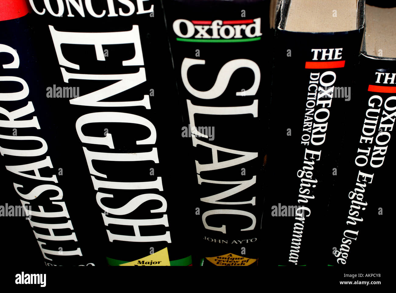 S dizionario di lingua inglese e libri di riferimento su un davanzale per aiuto in un buon inglese e studiare. Foto Stock