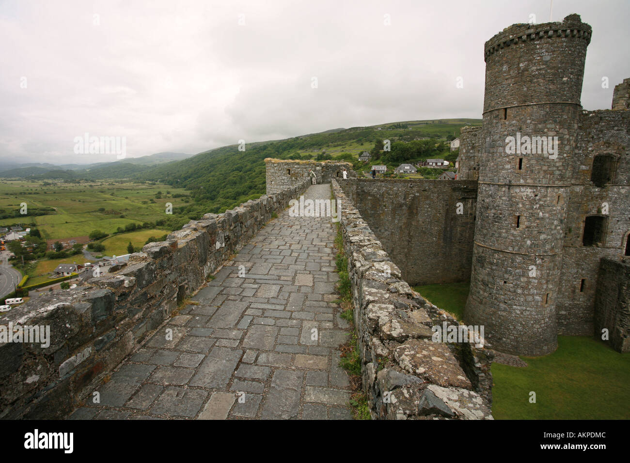 Vista aerea delle merlature bastioni e mura di pietra di Harlech Castle con Snowdonia Park dietro Gwynedd Wales UK Foto Stock