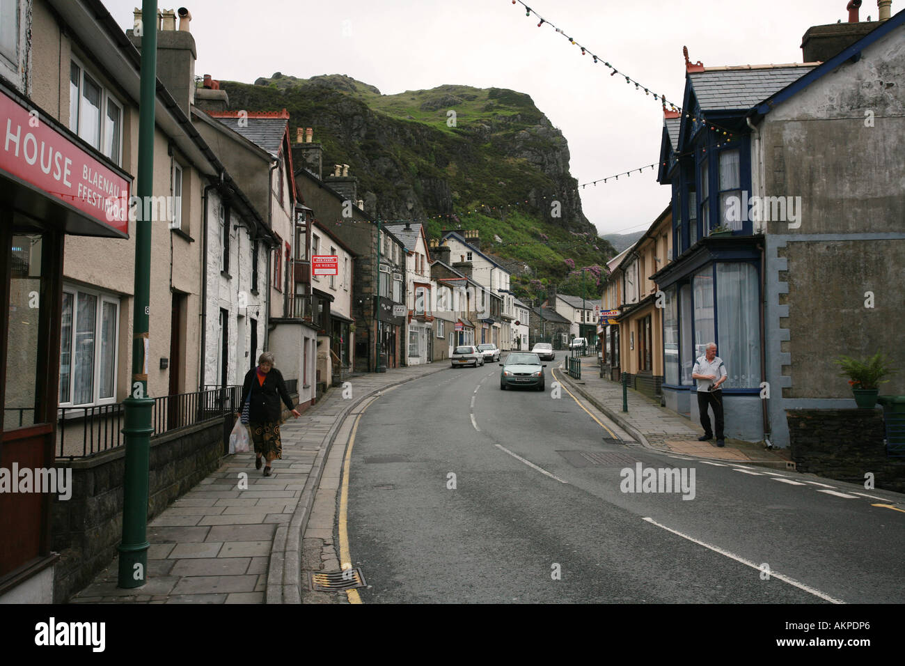 Blaenau Ffestiniog main high street a nord del Galles e ardesia vecchia città mineraria Wales UK Gran Bretagna Foto Stock