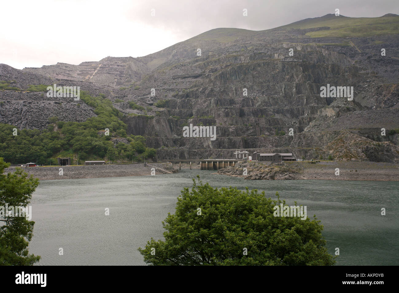 Dinorwig Power Station da Llanberis attraverso Llyn Peris lago vicino a Mount Snowdon Snowdonia natioanl park North Wales UK Gran Bretagna Foto Stock