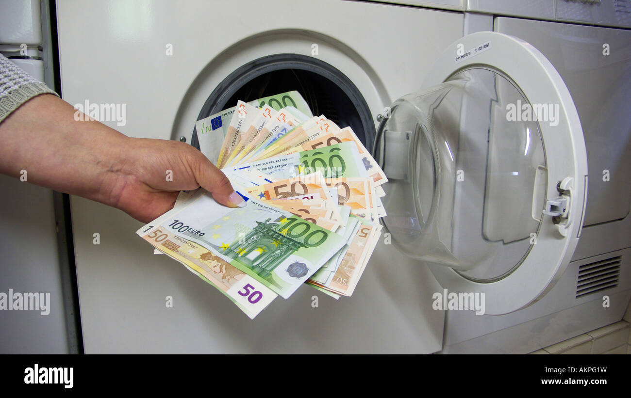 Economia, commercio e industria, finanze, denaro, valuta Euro, alla criminalità dei colletti bianchi, il riciclaggio di denaro, denaro servizio lavanderia, simbologia, simbolica, le banconote in euro messi in una macchina di lavaggio, la rondella Foto Stock