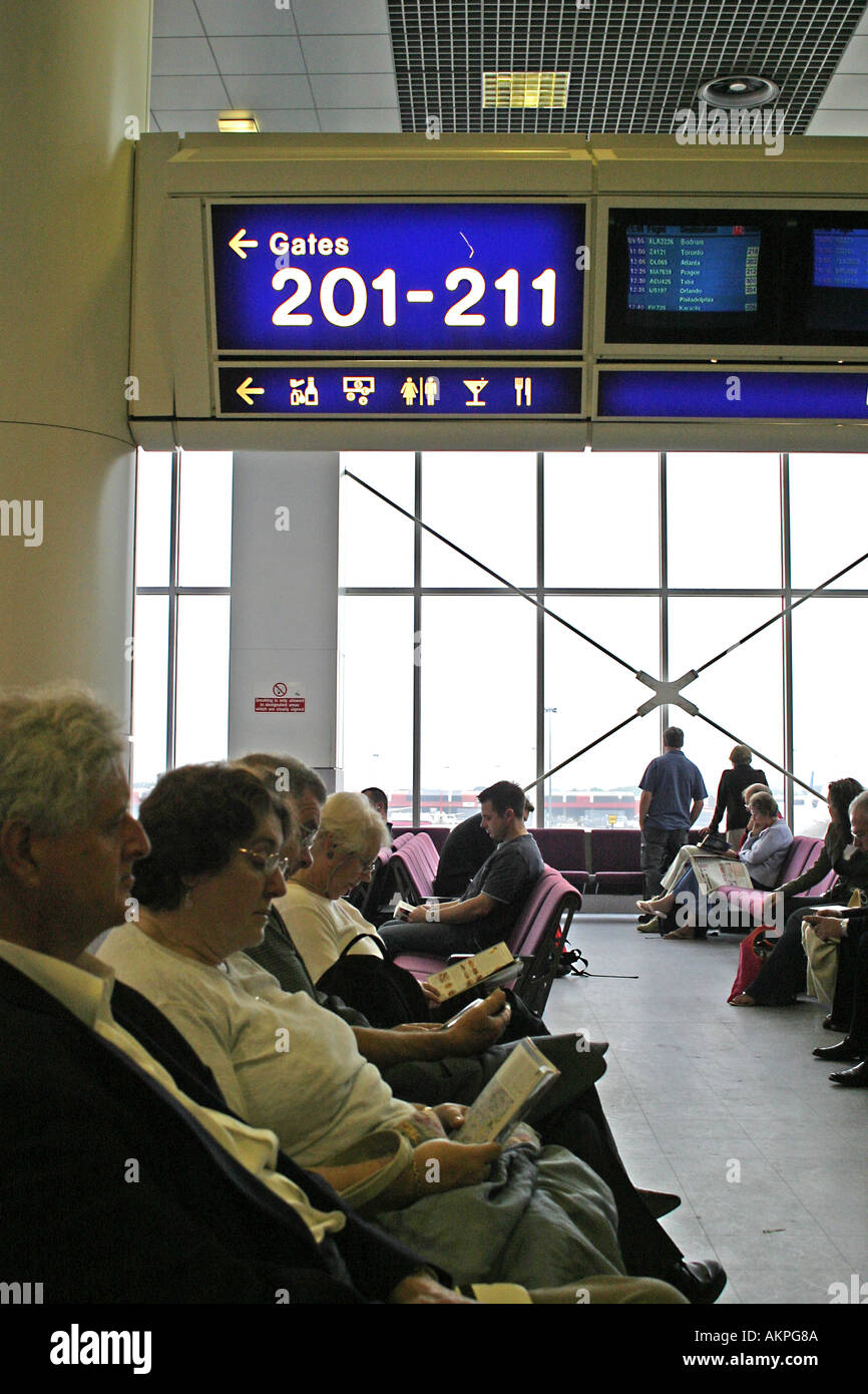 I passeggeri in attesa all'Aeroporto di Manchester Foto Stock