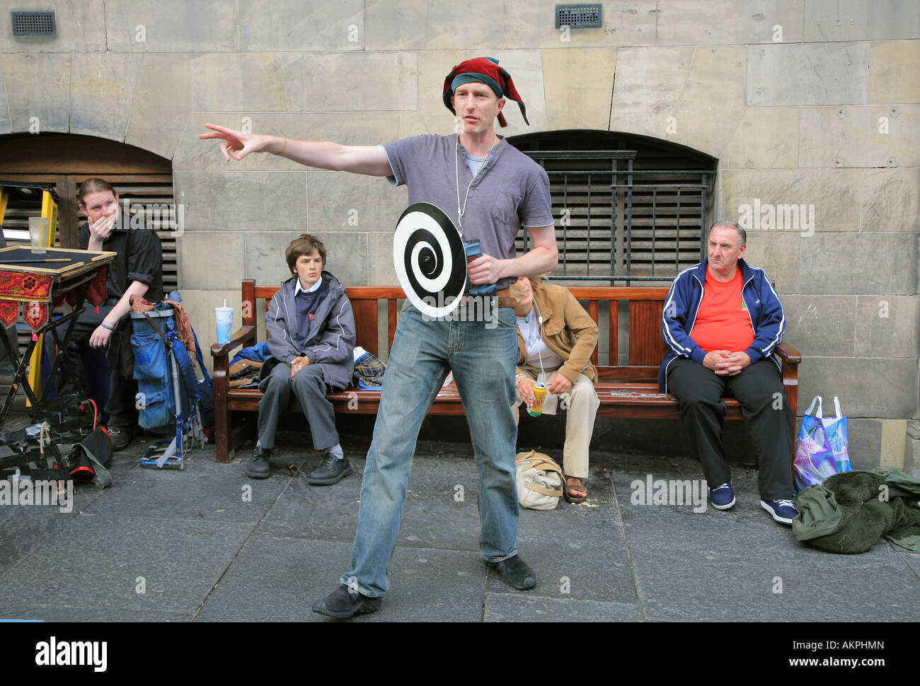 Un esecutore di strada durante il festival di Edimburgo sul Royal Mile di Edimburgo in Scozia Foto Stock
