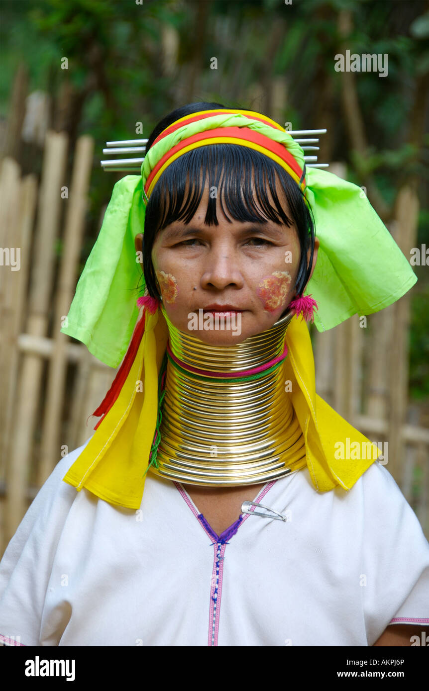 Collo Lungo Karen o Pa Dong tribù è una collina tribù che vive nel profondo di Myanmar confine con la Thailandia s Ban Nam Phiang Din donne di Foto Stock