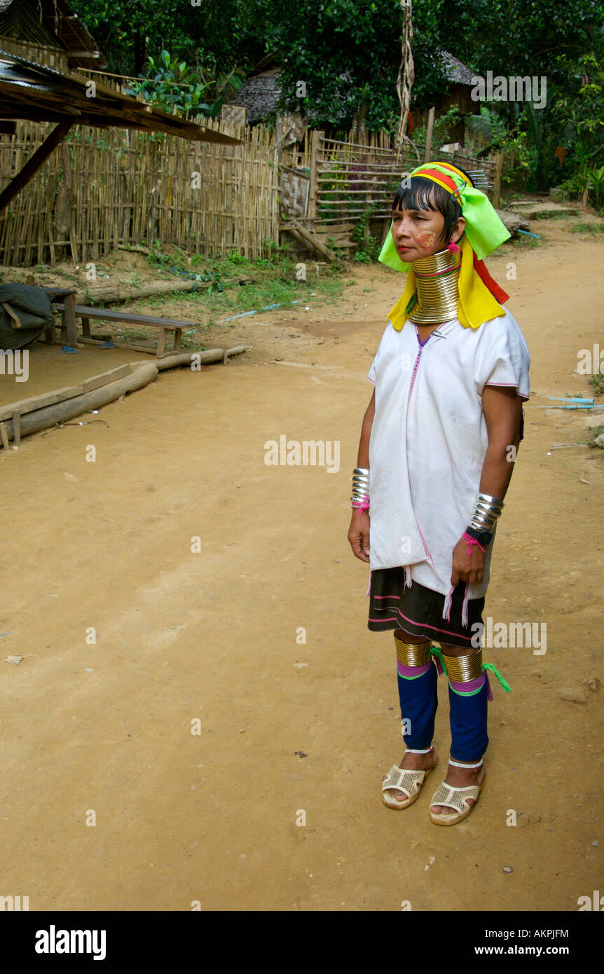 Collo Lungo Karen o Pa Dong tribù è una collina tribù che vive nel profondo di Myanmar confine con la Thailandia s Ban Nam Phiang Din donne di Foto Stock