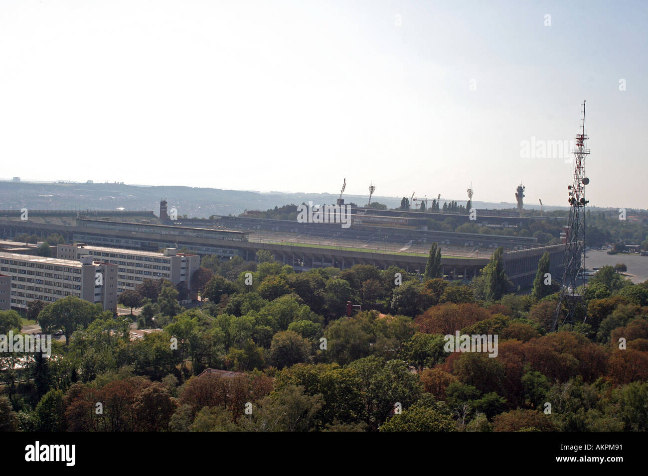 Vista dalla collina di Petrin attraverso lo stadio di strahov Praga lo stadio è il più grande al mondo Foto Stock