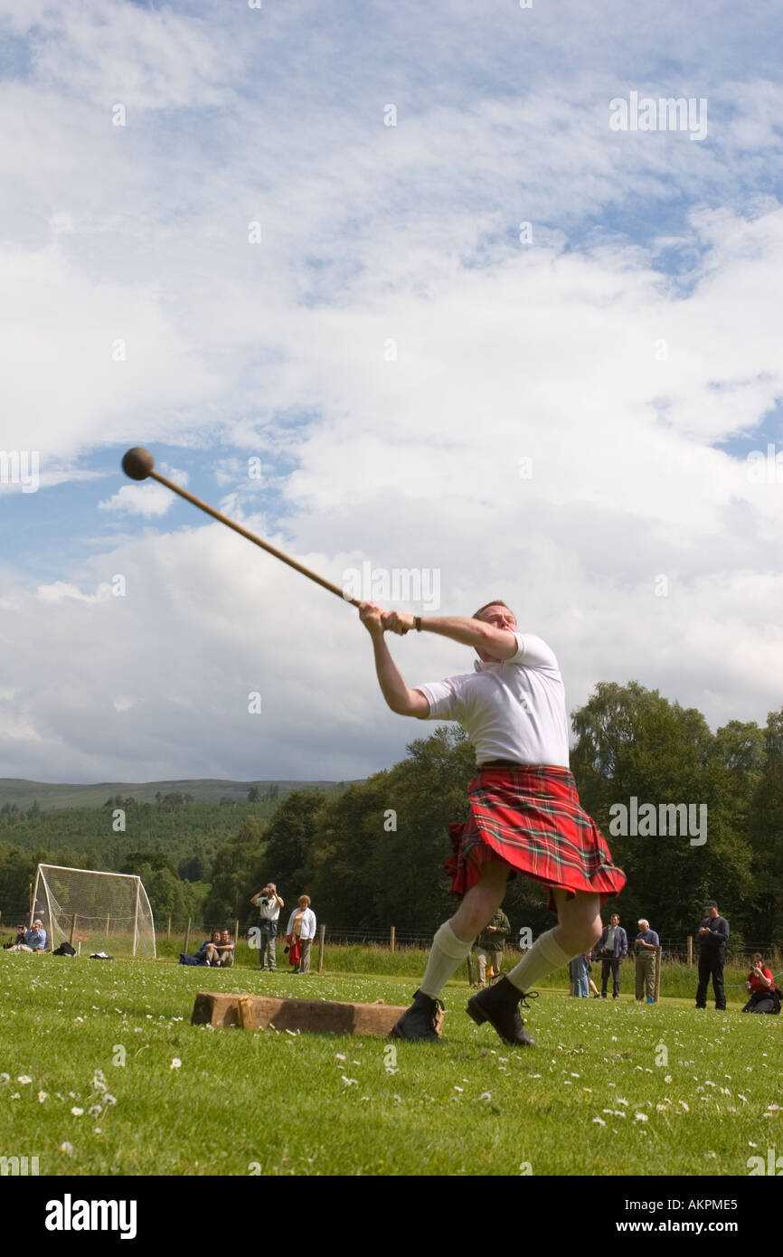 Scottish Highland Games   il lancio del martello in Glengarry raccolta, Scotland, Regno Unito Foto Stock