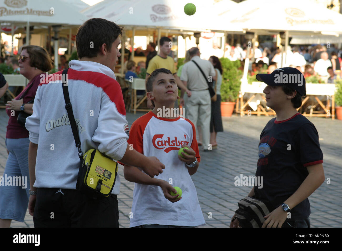 Ragazzi jungling sfere nella piazza della città vecchia di Praga Foto Stock