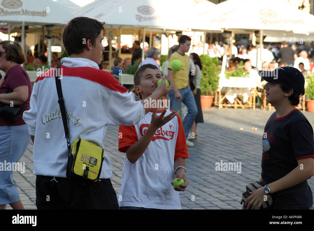 Ragazzi jungling sfere nella piazza della città vecchia di Praga Foto Stock