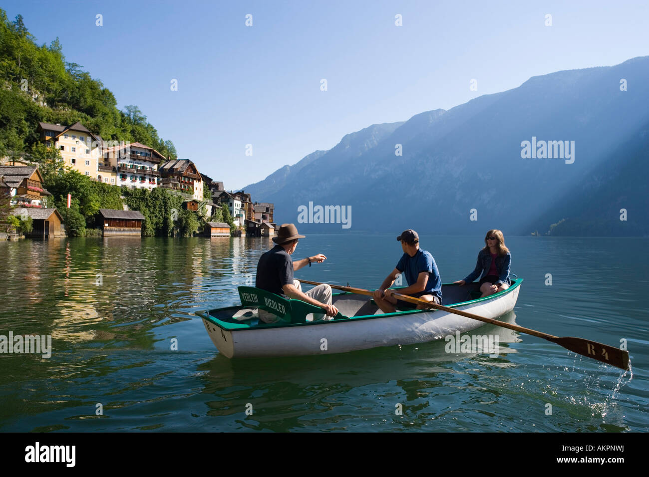 La gente in una barca a remi sul lago Hallstatt Hallstatt Salzkammergut Austria Superiore Austria Foto Stock