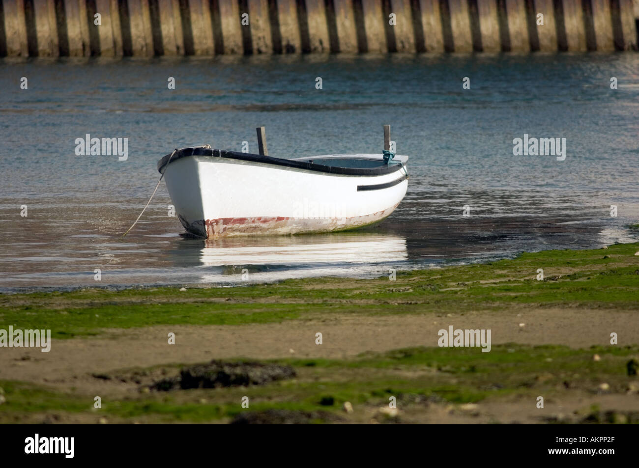 Piccola barca a remi su un estuario del fango bank Foto Stock