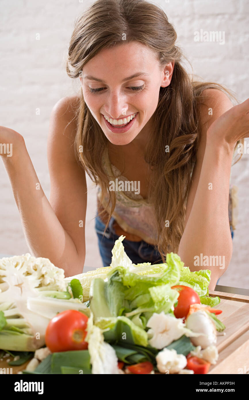 Una donna che guarda un sacco di verdure Foto Stock