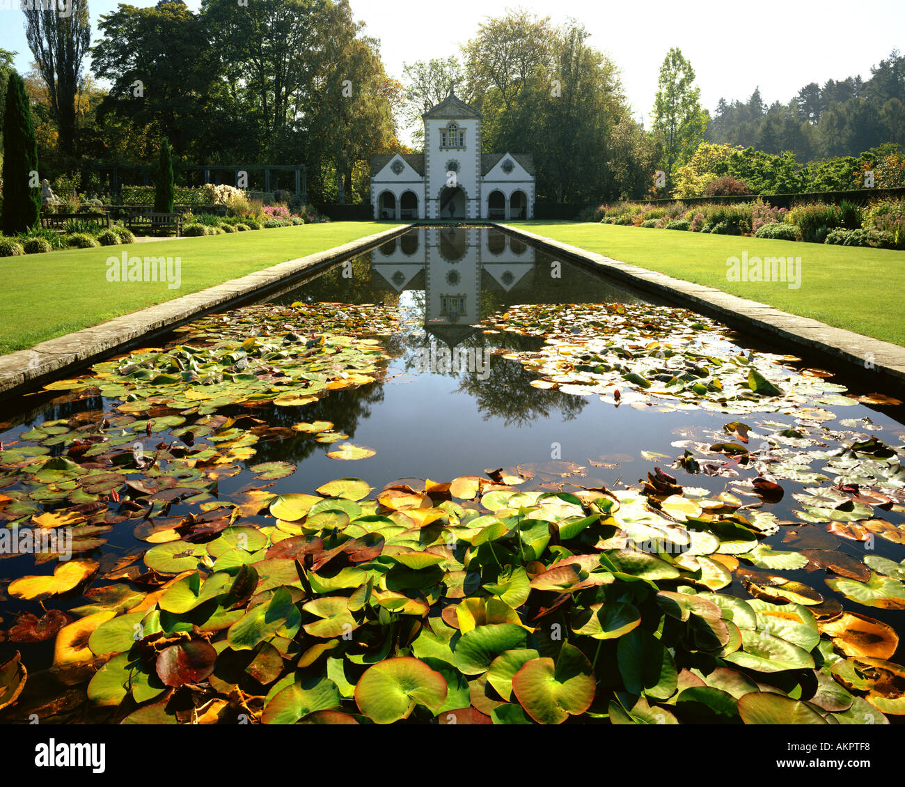 GB - Galles: Lily Pond a Bodnant Gardens Foto Stock