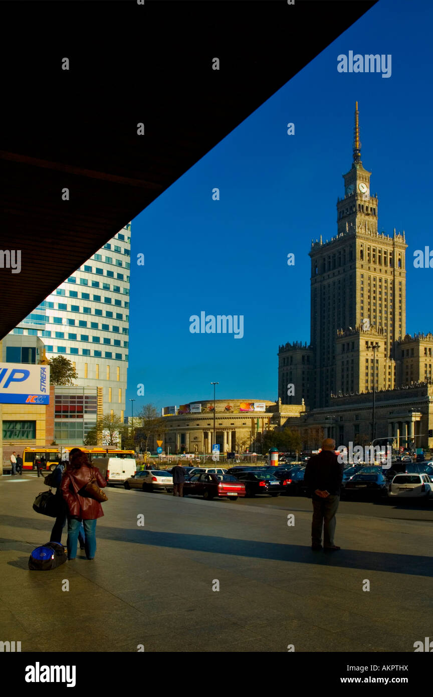 Nella parte anteriore di Warszawa Centralna la stazione ferroviaria centrale di Varsavia Polonia UE Foto Stock