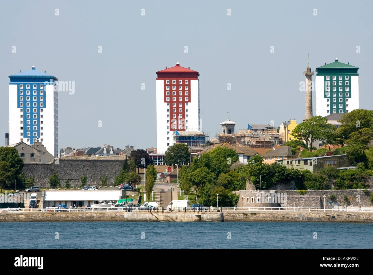 Plymouth tre waterside elevato aumento di blocchi di appartamenti dipinto in diversi colori in grassetto Foto Stock