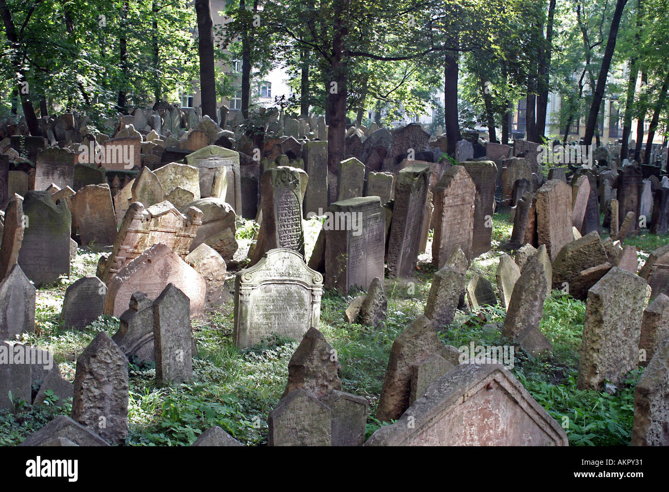 Il vecchio cimitero ebraico nel ghetto, Praga, Repubblica ceca, Repubblica Foto Stock