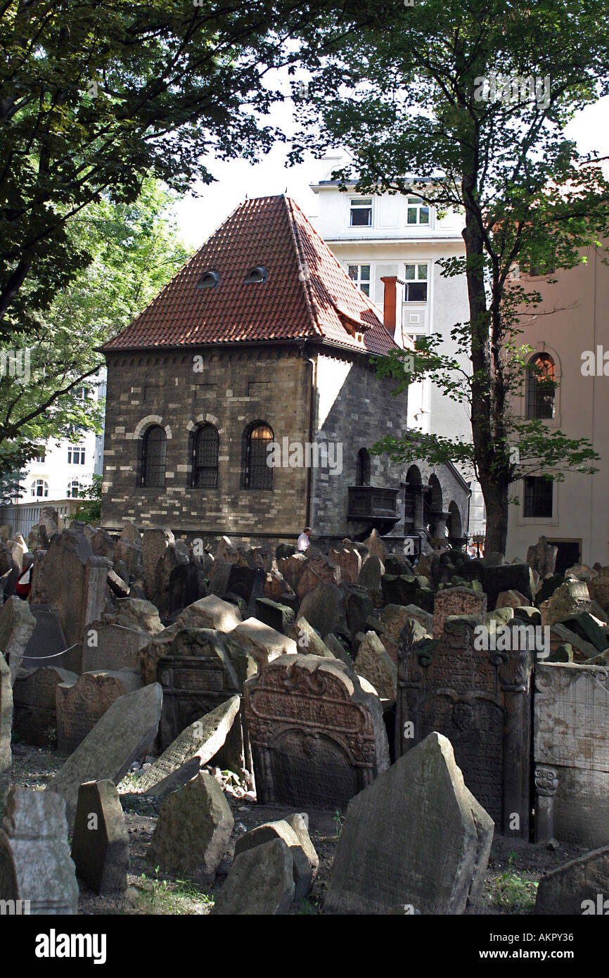 Il vecchio cimitero ebraico nel ghetto, Praga, Repubblica ceca, Repubblica con la sala cerimoniale dietro Foto Stock