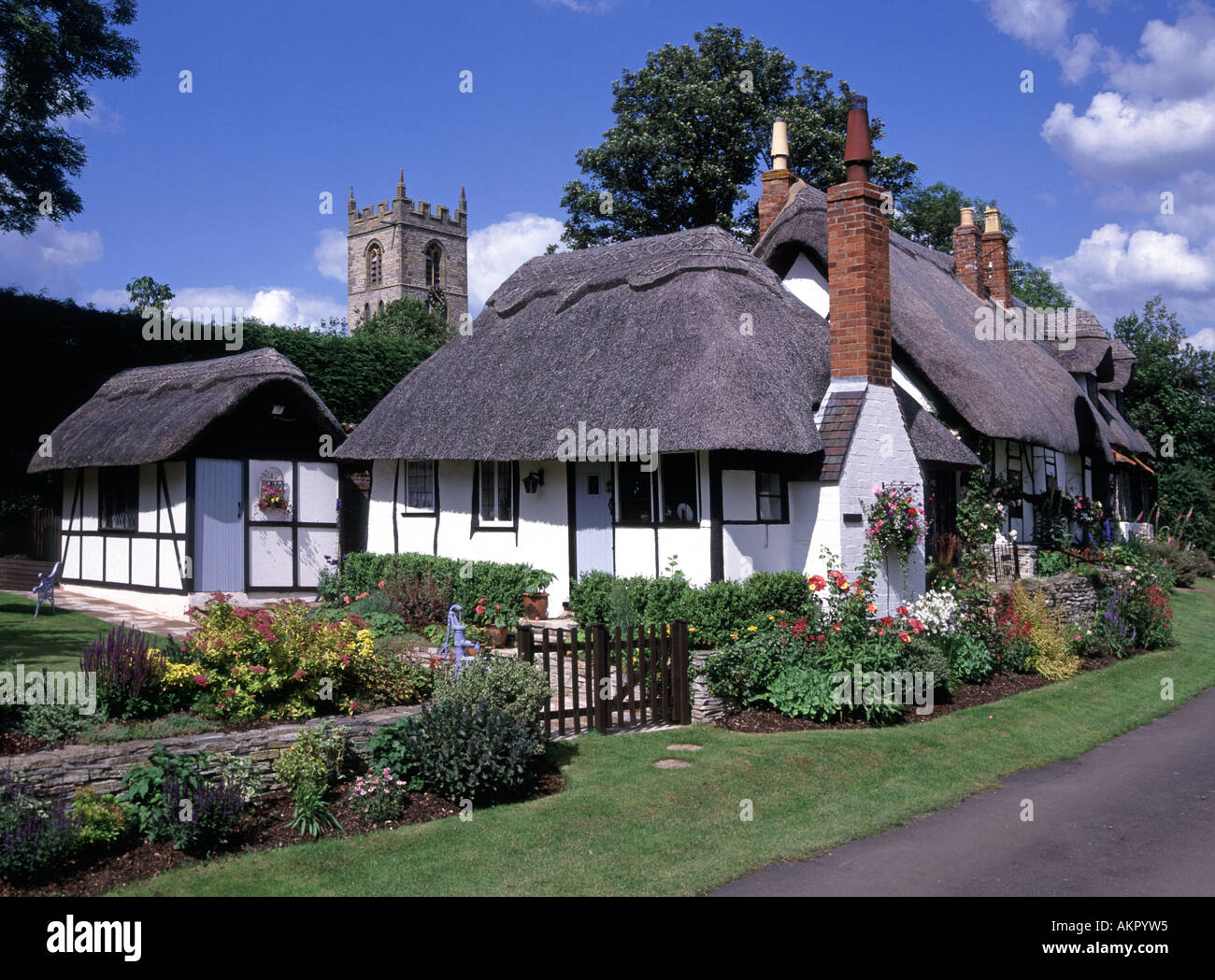 Estate vista tetto di paglia bianco e nero cottage paese inglese Fronte giardino erba verga nel villaggio paesaggio Welford su Avon Warwickshire Inghilterra Regno Unito Foto Stock