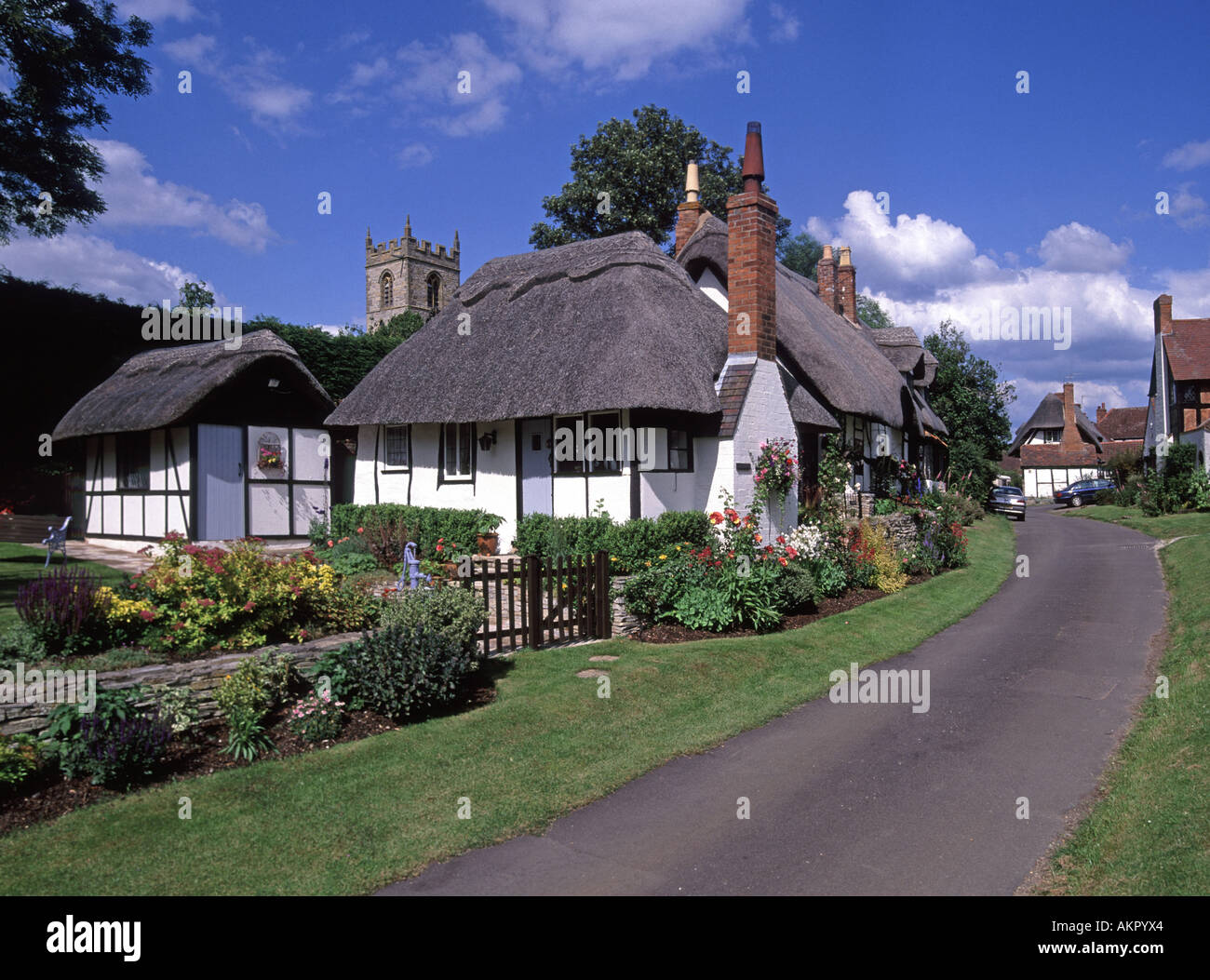 Estate vista tetto di paglia bianco e nero cottage paese inglese Fronte giardino erba verga nel villaggio paesaggio Welford su Avon Warwickshire Inghilterra Regno Unito Foto Stock