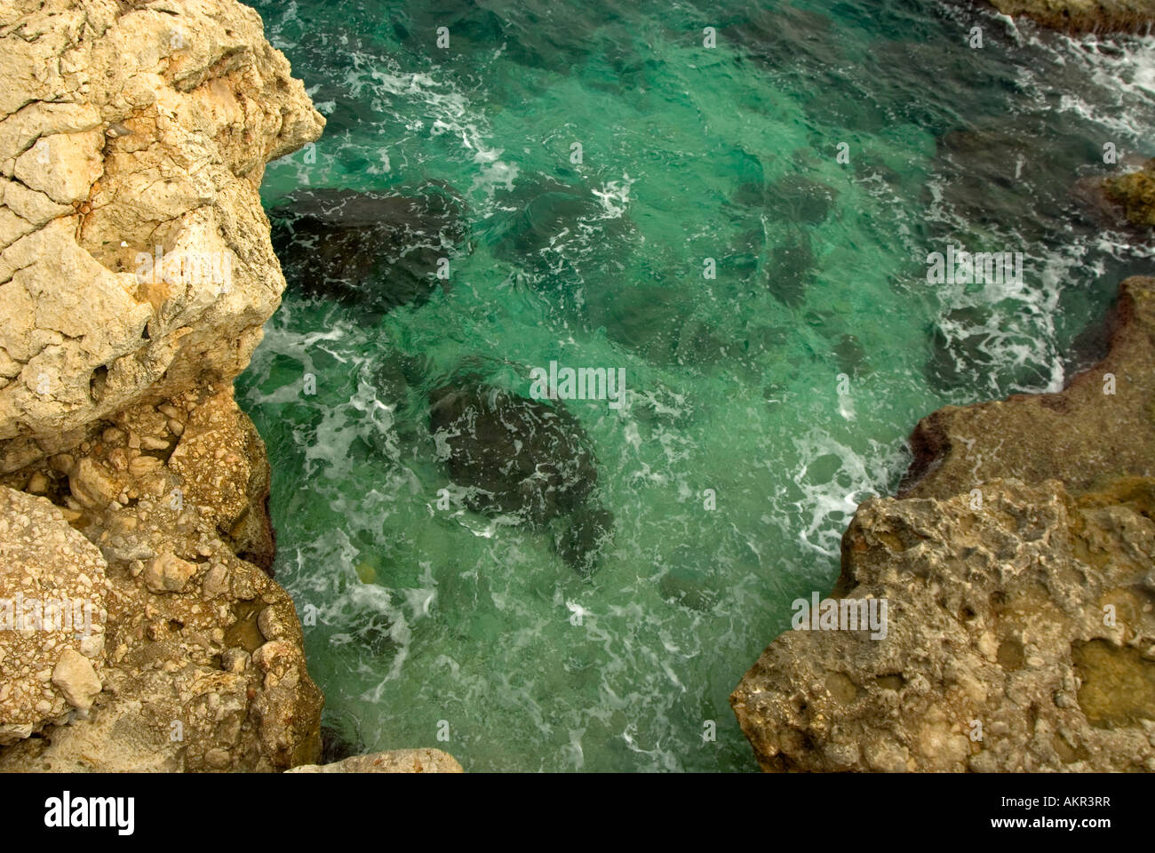 Rocce dalla sponda del Mediterraneo Foto Stock