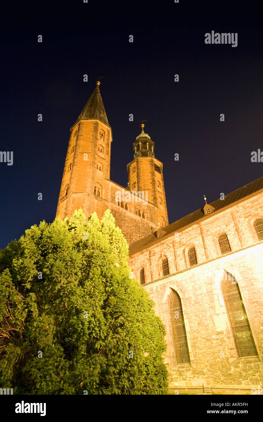 La Chiesa dei Santi Cosma e Damiano illuminazione notturna Goslar regione Harz Bassa Sassonia Germania Foto Stock