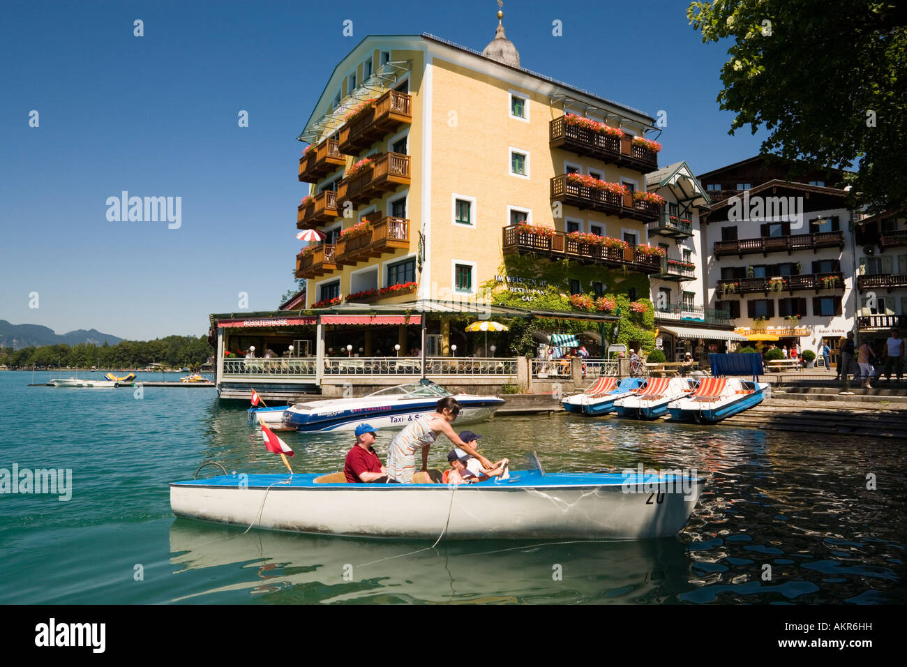 La famiglia in una barca elettrica che arriva St Wolfgang Hotel Im Weissen Rossel St Wolfgang Austria Superiore Salzkammergut Foto Stock