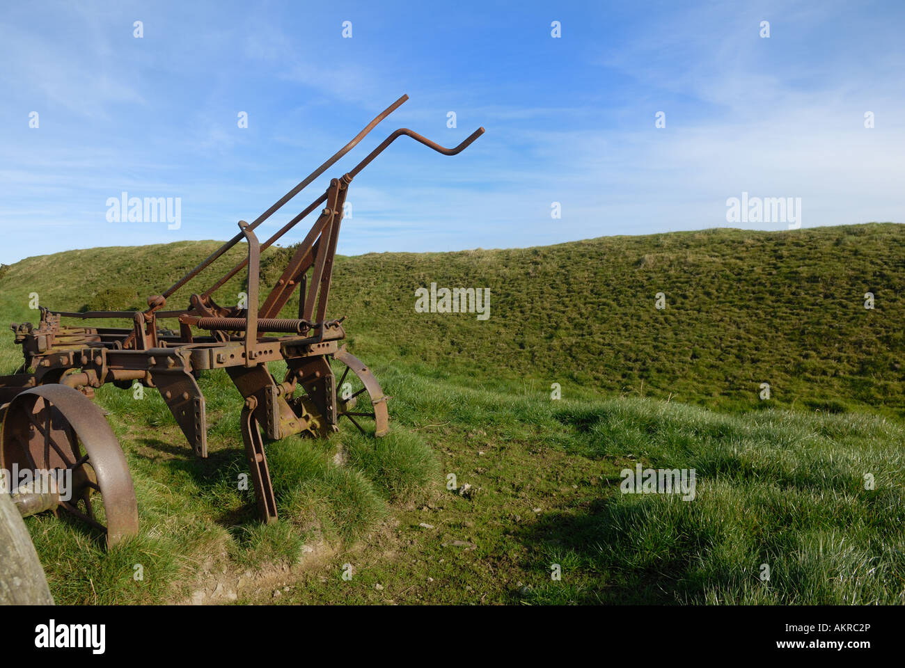 Vecchia fattoria macchinari accanto a Offa's Dyke tra Knighton e Clun, Shropshire Foto Stock