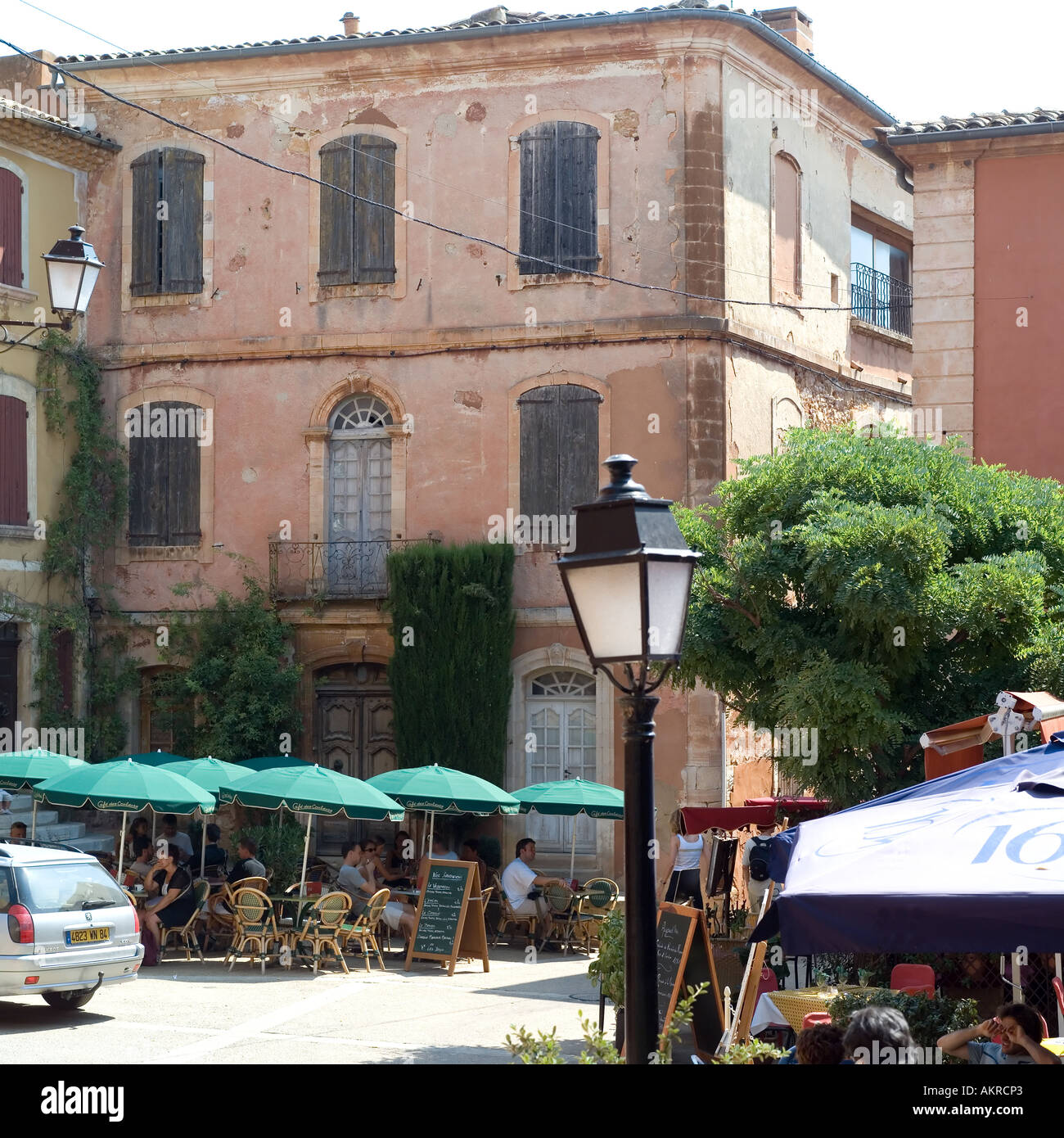 Il Café des Couleurs, caffetteria terrazza, Roussillon, Lubéron, Vaucluse Provence, Francia Foto Stock