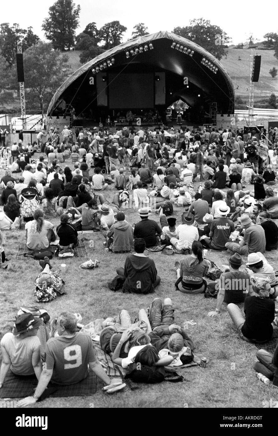 Il pubblico al palco principale guardando Bonobo al Big Chill music festival a Eastnor Castle nel Herefordshire, Inghilterra. Foto Stock