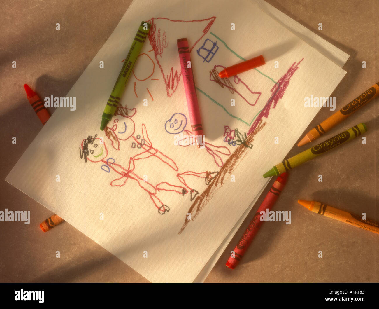 Bambino il disegno della famiglia con matite colorate Foto Stock