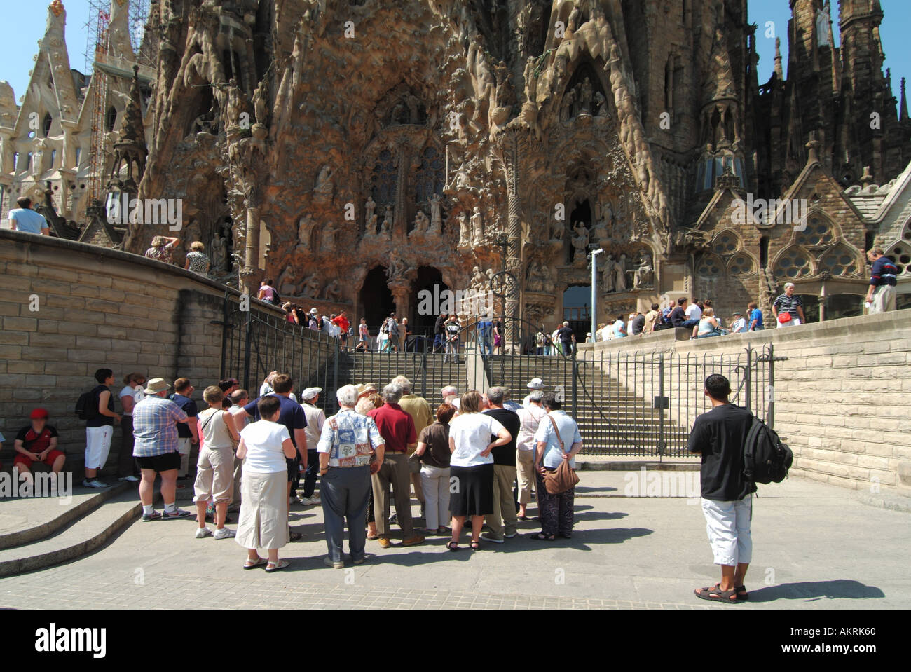 Gruppo di turisti persone al di fuori di lungo corso costruzione sito della chiesa cattolica romana la Basílica de la Sagrada Família Barcellona Spagna Foto Stock
