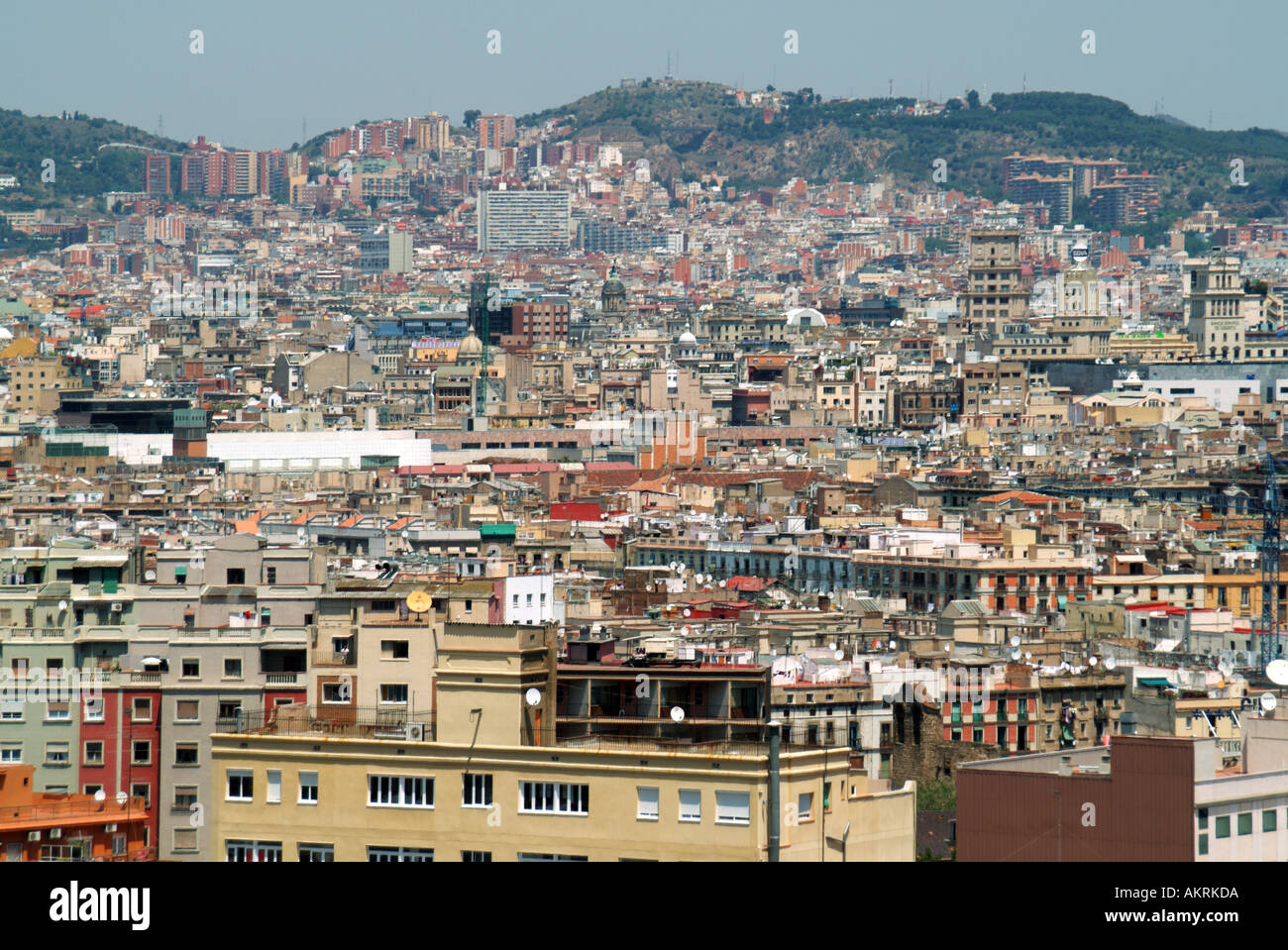 Vista di edifici e skyline in affollata densamente popolata città di Barcellona un paesaggio urbano spagnolo e paesaggio urbano nella capitale della Catalogna Spagna Europa UE Foto Stock