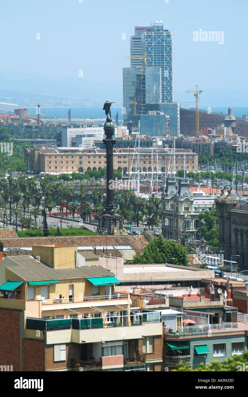 Vista di edifici e skyline in affollata densamente popolata città di Barcellona un paesaggio urbano spagnolo e paesaggio urbano nella capitale della Catalogna Spagna Europa UE Foto Stock