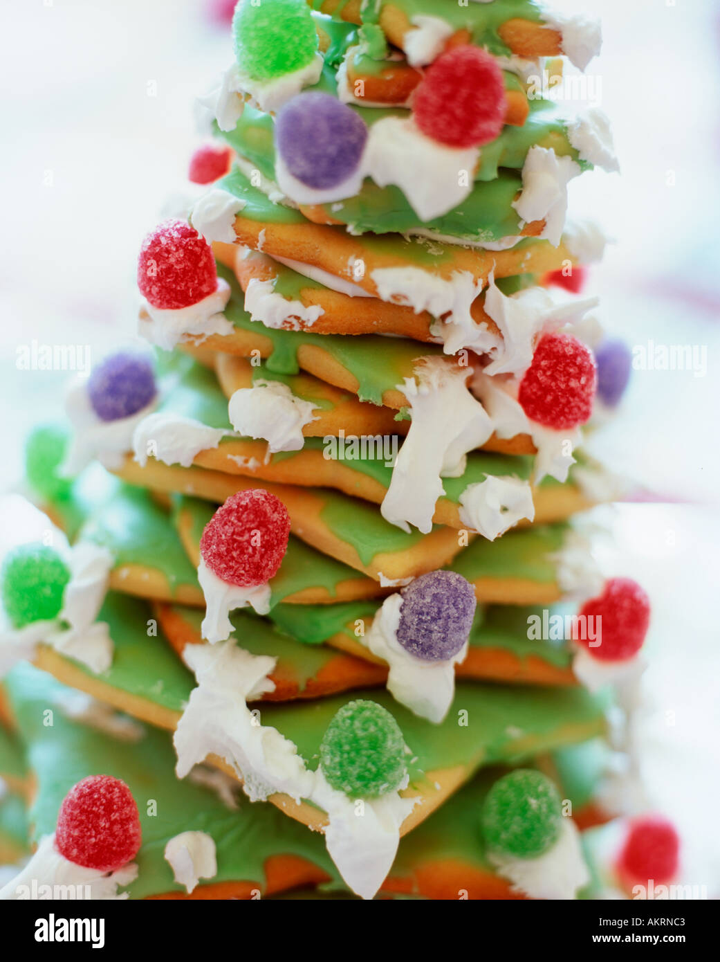 Festive albero di Natale fatto di biscotti e dolci Foto Stock
