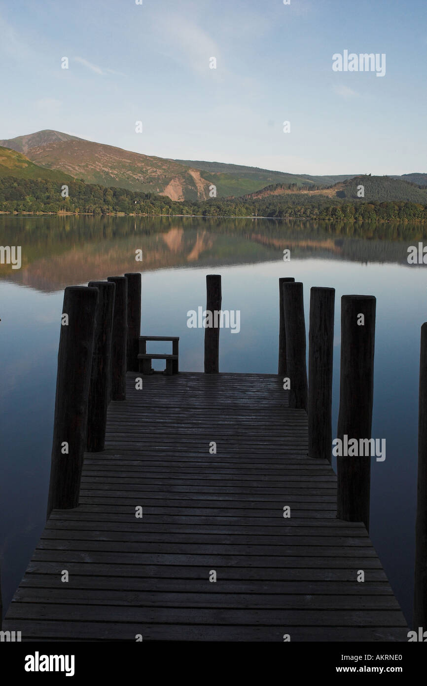 Un molo di uscire in derwentwater nel distretto del lago, Regno Unito Foto Stock