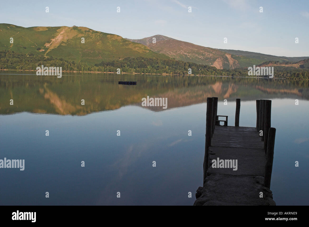 Un molo di uscire in derwentwater nel distretto del lago, Regno Unito Foto Stock