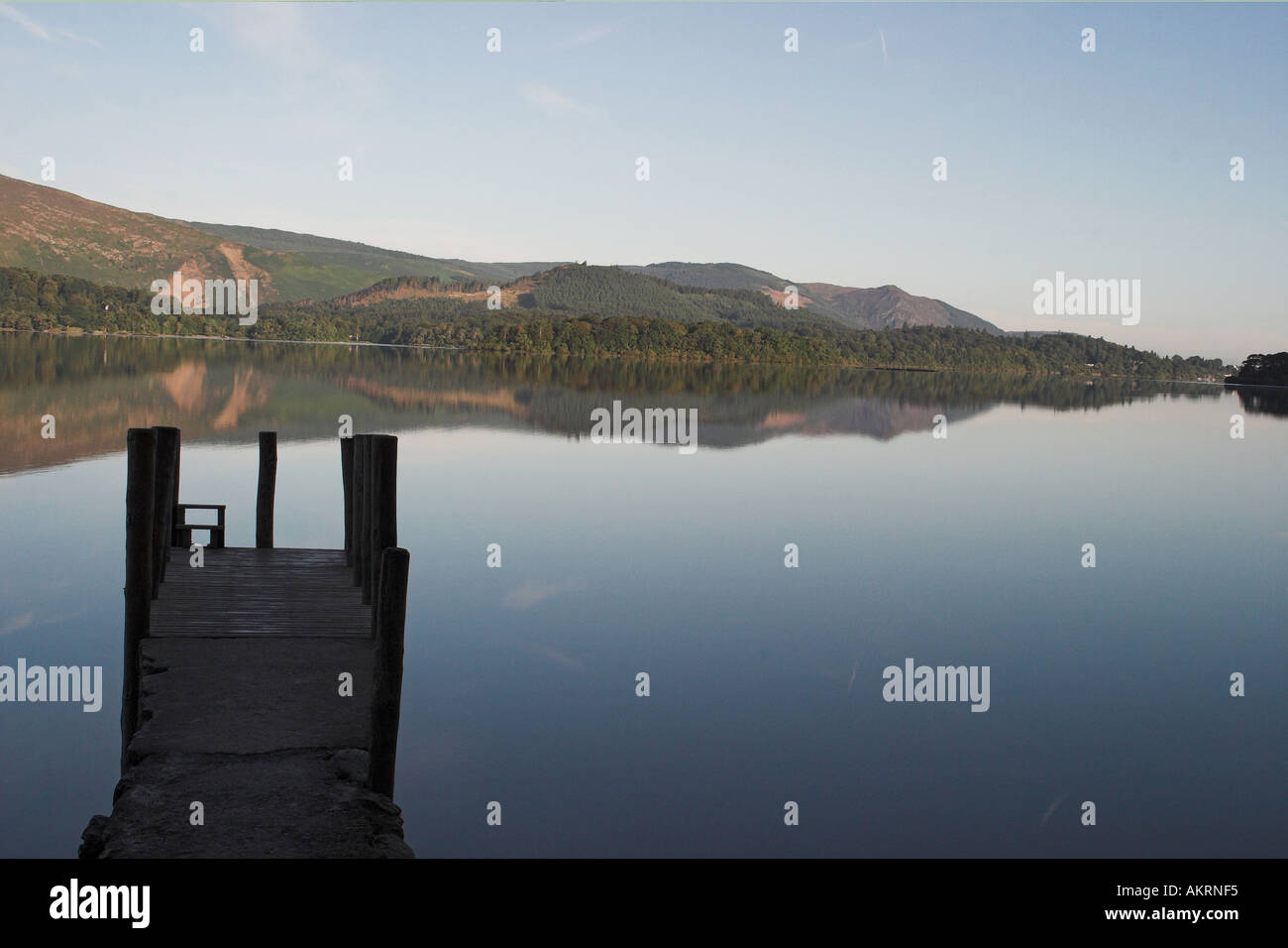 Un molo di uscire in derwentwater nel distretto del lago, Regno Unito Foto Stock