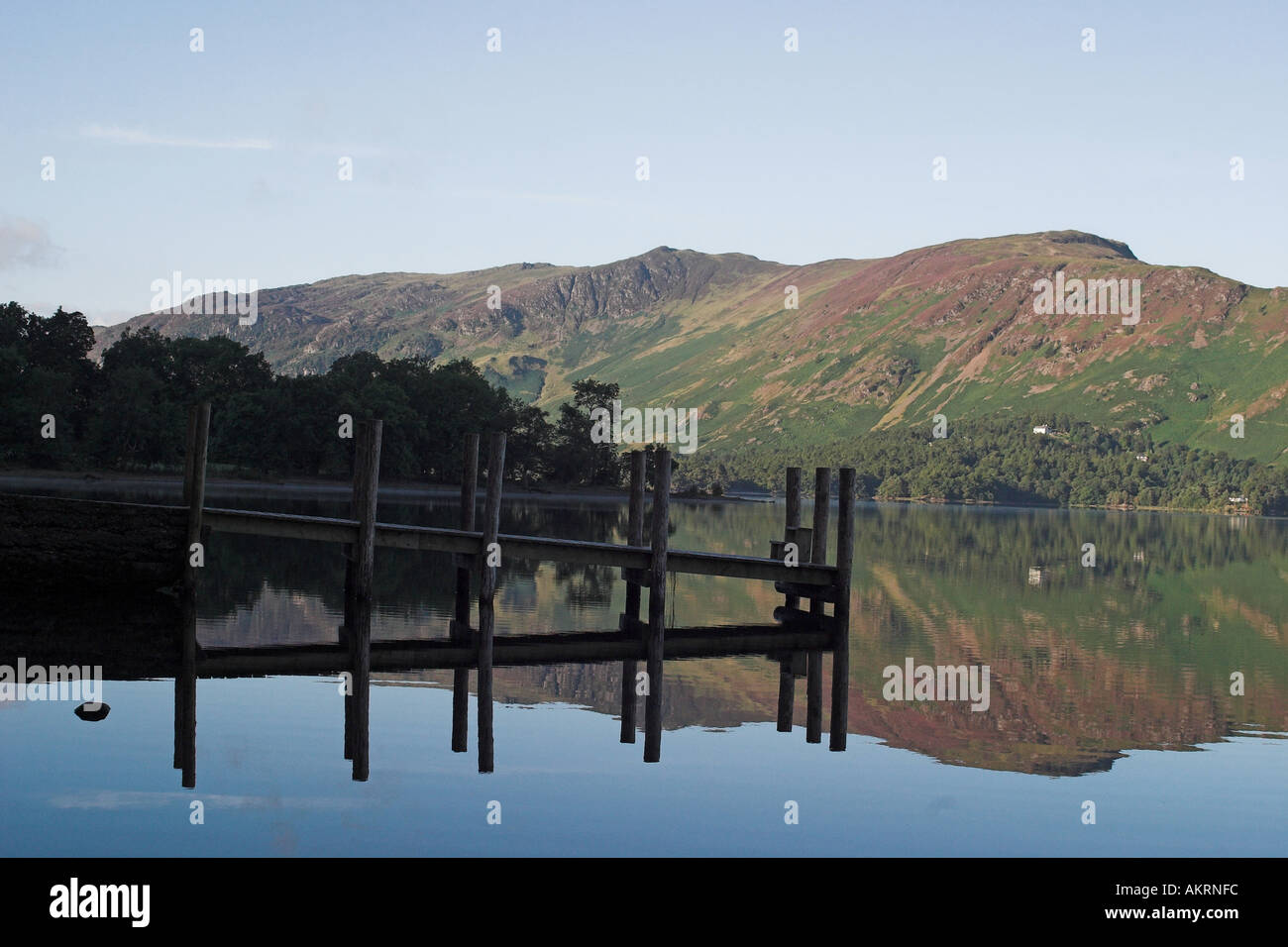 Un molo di uscire in derwentwater nel distretto del lago, Regno Unito Foto Stock