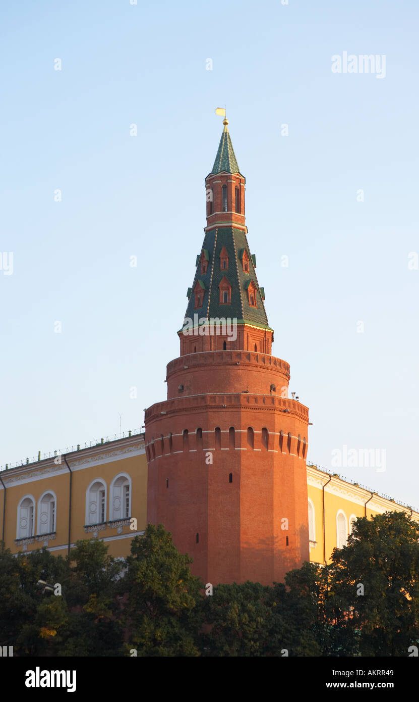 Torre del Cremlino di sera presto estate Manezhnaya Square Mosca Russia Foto Stock