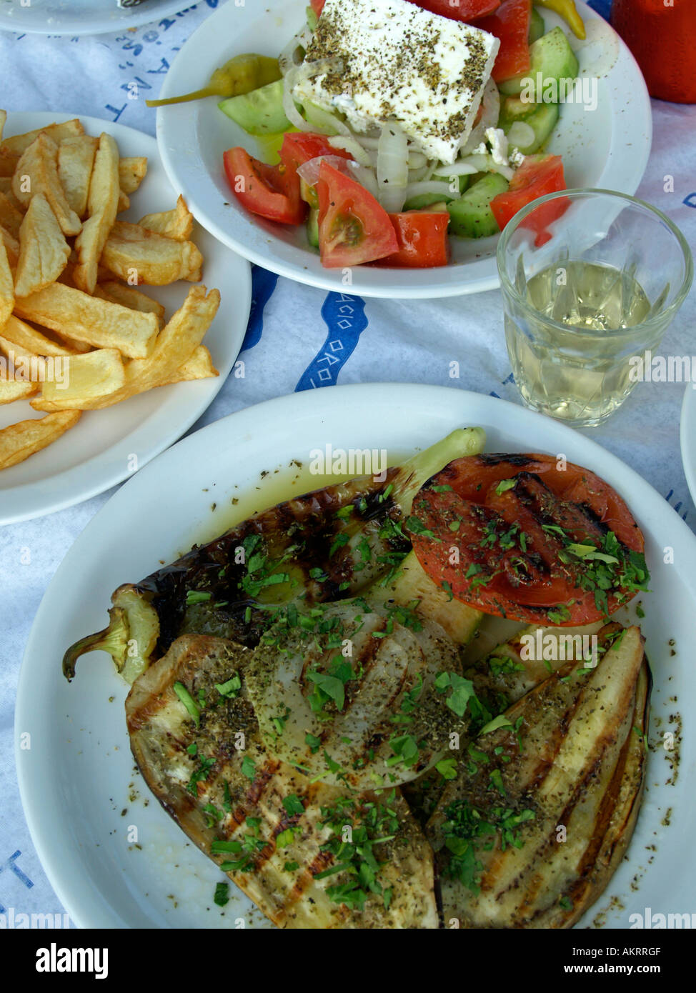 Tipica cucina greca insalata greca verdure grigliate melanzane Zucchine Melanzane cougette pomodori cipolle patate fritte in olive Foto Stock