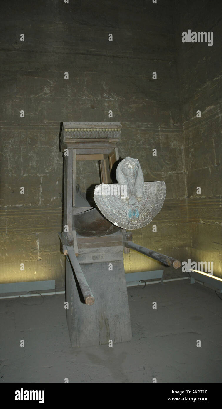 Edfu il Tempio di Horus Replica di Horus sacro barque 2 Foto Stock