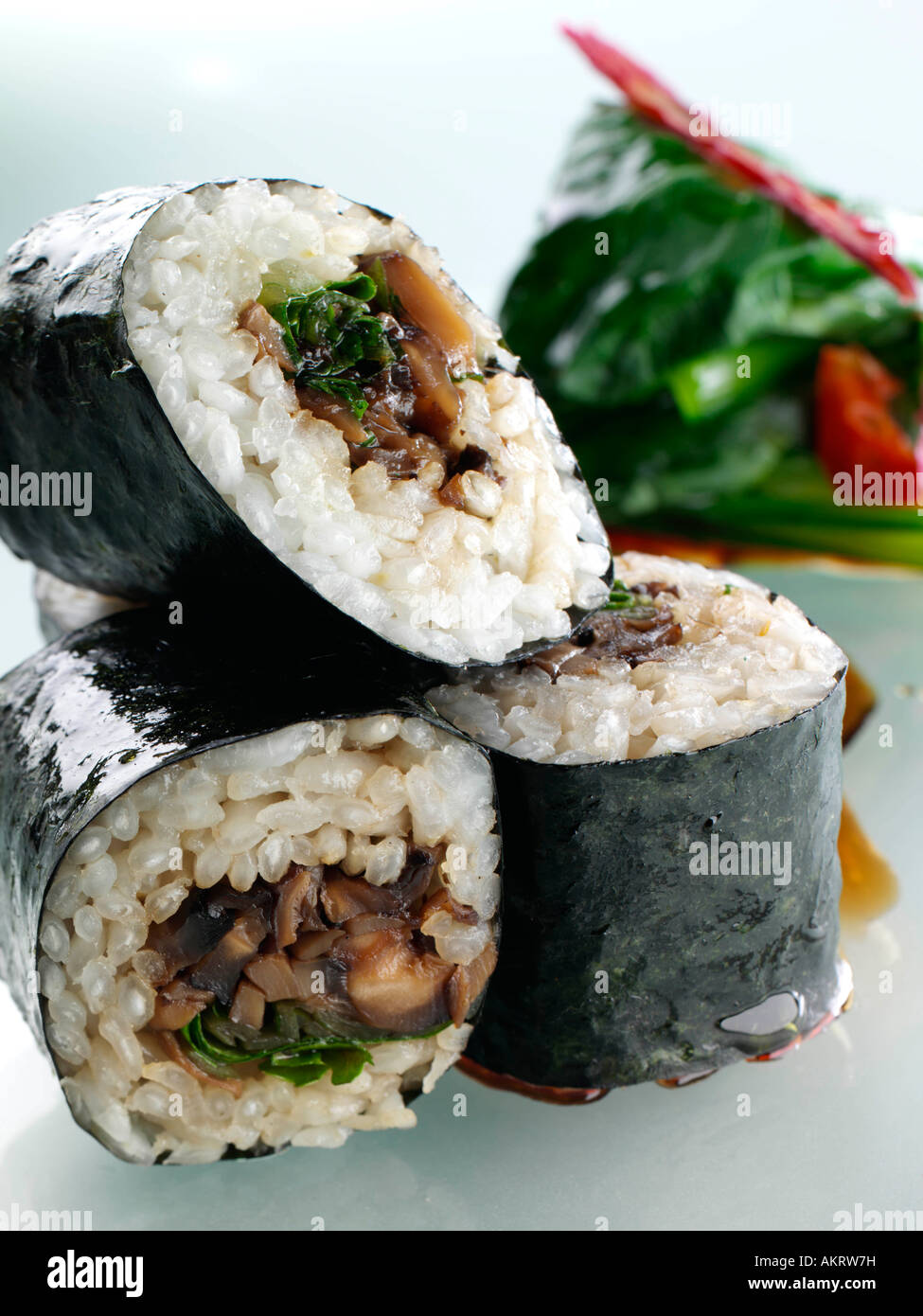 Sushi di funghi selvatici rotolo di riso con salsa teriyaki e wok disseccata verdi Foto Stock